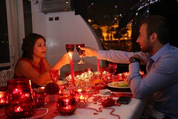 Candle-light-dinner-hochzeitsantrag-yacht