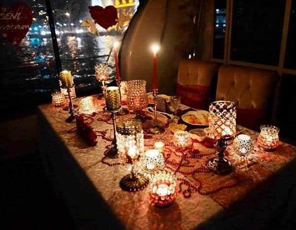 heiratsantrag-candle-light-dinner-tisch-deko-yacht-1