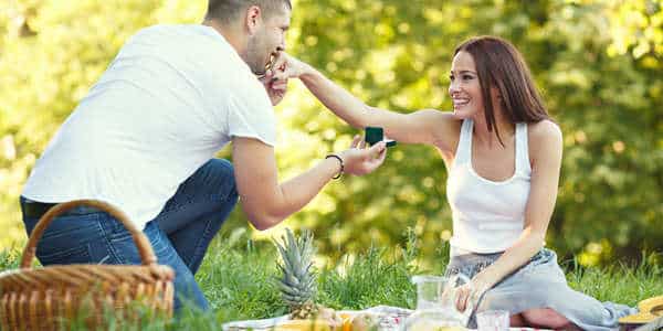 Heiratsantrag im Garten mit einem unvergesslichen Ring